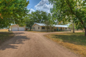 Spacious Home - Fire Pit, BBQ and Outdoor Seating!
